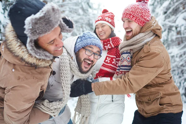 Vänner att ha kul i vinterdag — Stockfoto