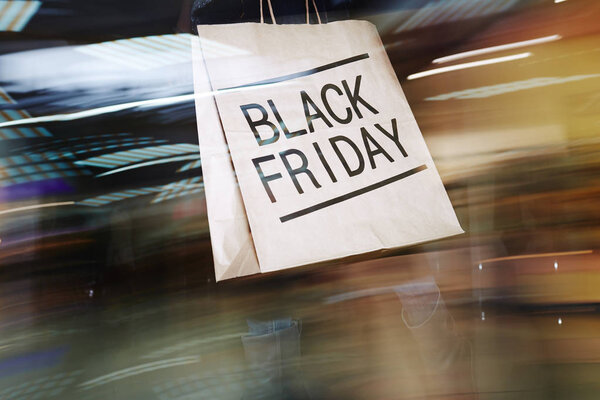 Бумажный пакет с черным пятничным знаком
