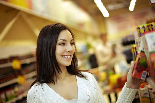 Ragazza che sceglie succo di frutta al supermercato — Foto Stock