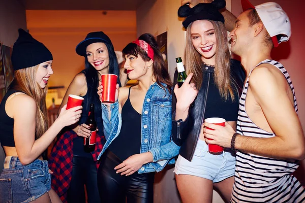 Coole Studenten hängen ab — Stockfoto