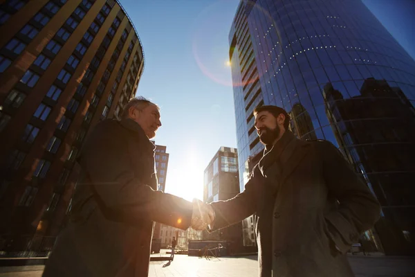 Empresarios estrechando las manos — Foto de Stock