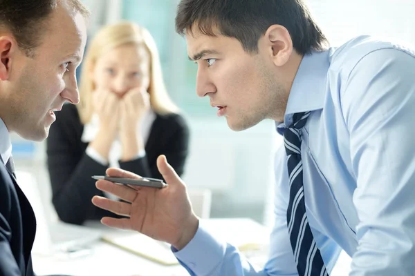 Gerente discutiendo con su jefe en la reunión — Foto de Stock