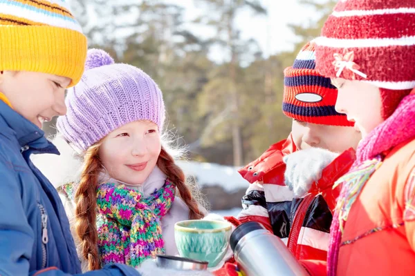 Kinderen gieten van thee in cups — Stockfoto