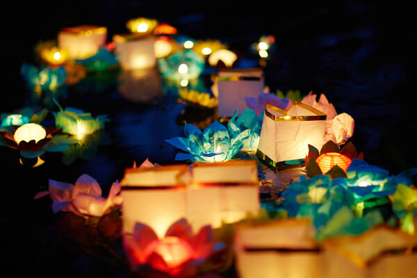 Плавающие бумажные фонари
