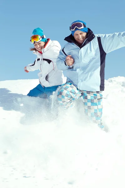 Par går ner snöiga backen — Stockfoto