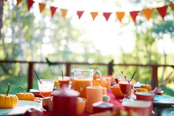 La mesa de la cena está lista para la fiesta de Halloween —  Fotos de Stock