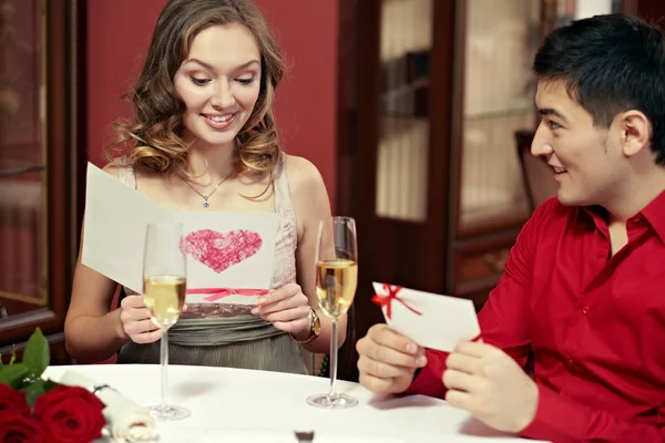 Пара с поздравительными открытками на день святого Валентина — стоковое фото