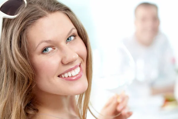 Woman looking at camera — Stock Photo, Image