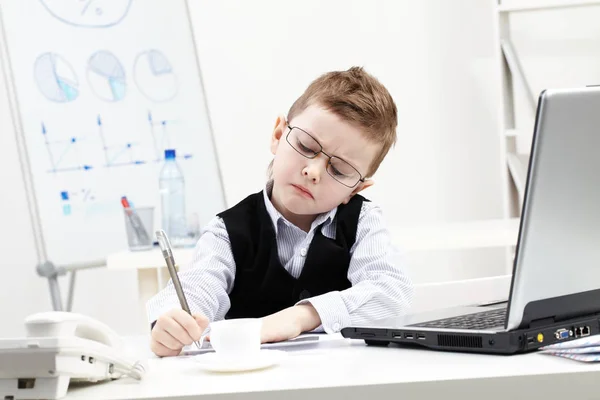 Küçük çocuk, office eser absorbe — Stok fotoğraf