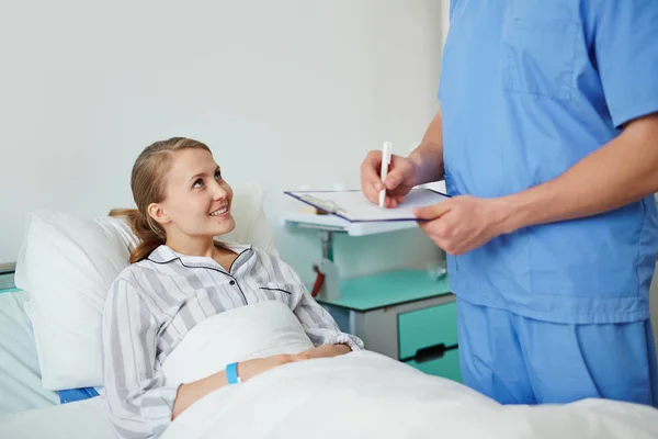 Patient listening to her doctor prescriptions — Stock Photo, Image