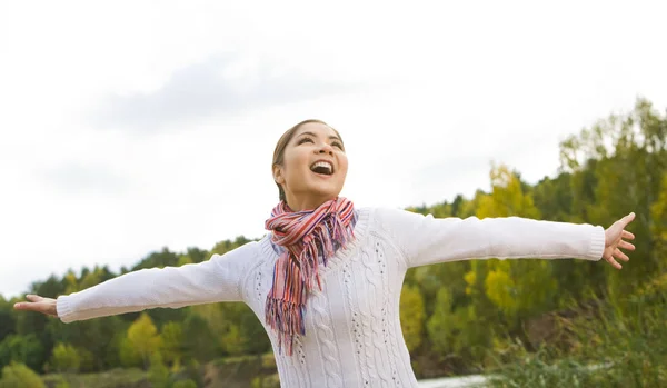 Mujer alegre con las manos extendidas — Foto de Stock