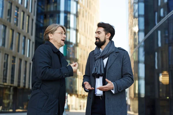 Uomini d'affari che hanno conversazione — Foto Stock