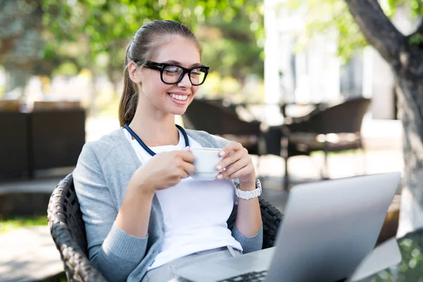 Blogger, posezení v kavárně u notebooku — Stock fotografie