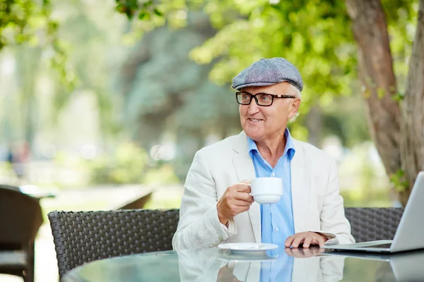 Auteur principal assis dans un café — Photo