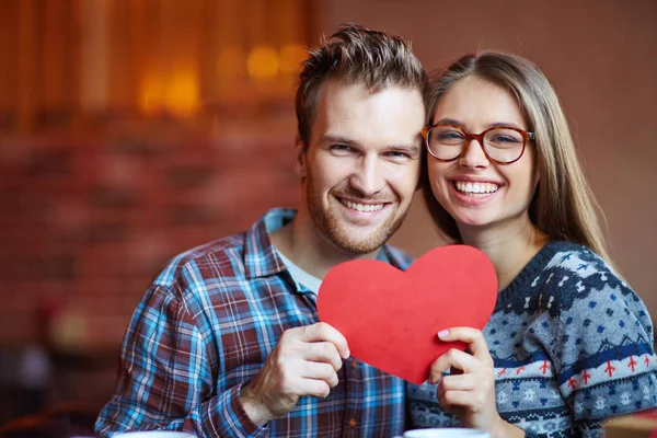 Couple avec coeur en papier rouge — Photo