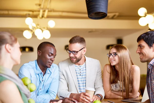 Gente de negocios consultando sobre su trabajo — Foto de Stock