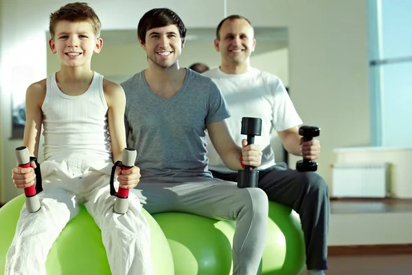 Chico, su padre y su abuelo en el gimnasio —  Fotos de Stock