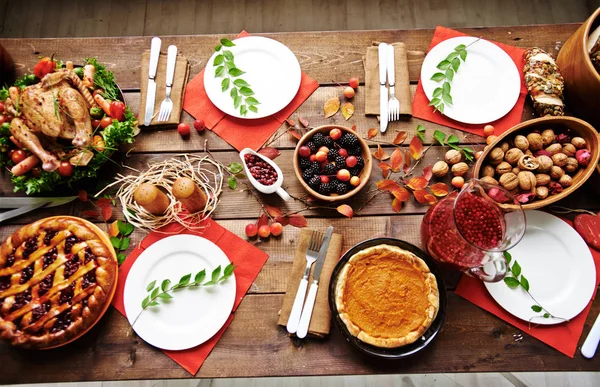 Mesa con carne, tarta, bayas y nueces — Foto de Stock