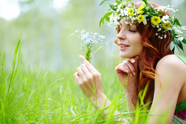 Ung flicka innehav vildblommor — Stockfoto