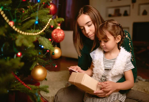 Vrouw met dochtertje op Kerstmis — Stockfoto