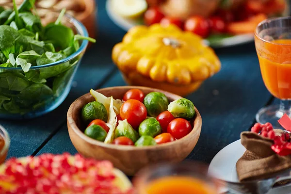健康的晚餐与布鲁塞尔甘蓝和西红柿 — 图库照片