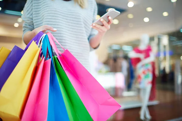 Bolsas de papel sostenidas por adictos a las compras —  Fotos de Stock