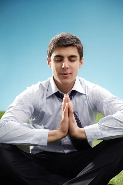 Meditando hombre de negocios con los ojos cerrados — Foto de Stock