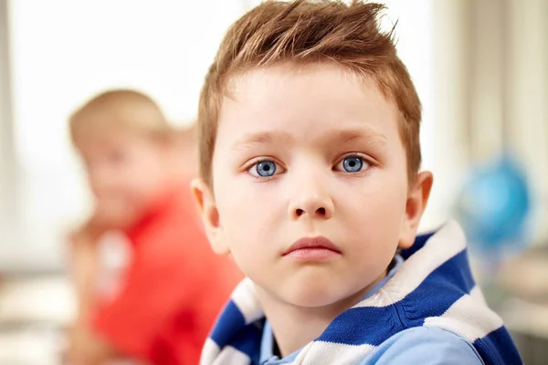 Kameraya bakarak küçük okul çocuğu — Stok fotoğraf