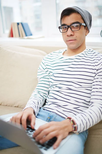 Ο τύπος που κάθεται με φορητό υπολογιστή — Φωτογραφία Αρχείου