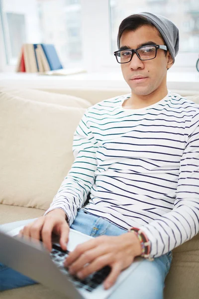 Ragazzo seduto con computer portatile — Foto Stock