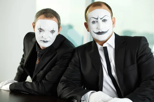 Twee mimespelers vertegenwoordigen mensen uit het bedrijfsleven — Stockfoto