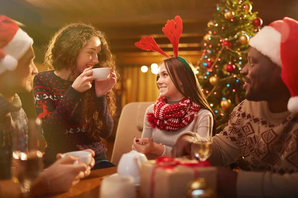 Fiesta de Navidad entre amigos — Foto de Stock