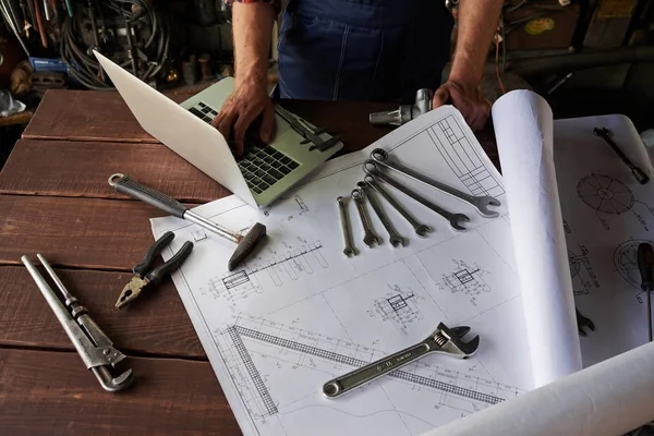 Werk tools en blauwdruk liggen op tafel — Stockfoto