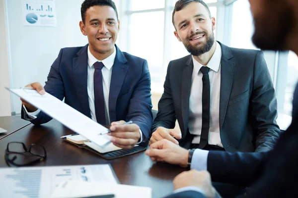 Affärsman visar partnern avtalar — Stockfoto