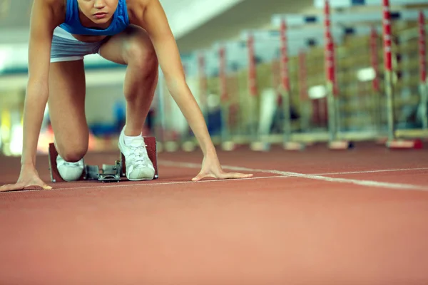 Женщина-атлет начинает бегать — стоковое фото