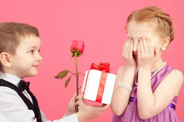 Menino dando caixa de presente para sua namorada — Fotografia de Stock