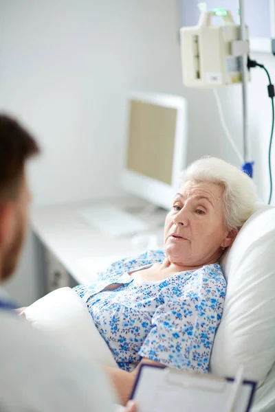 Пожилая женщина во время разговора с врачом — стоковое фото