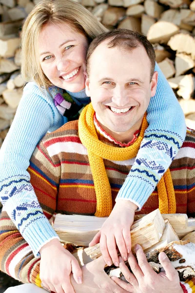 Älteres Ehepaar lagert Brennholz — Stockfoto