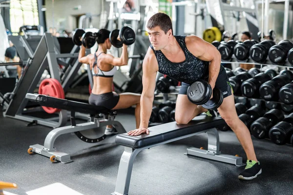 Uomo muscolare con bilanciere che si allena in palestra — Foto Stock