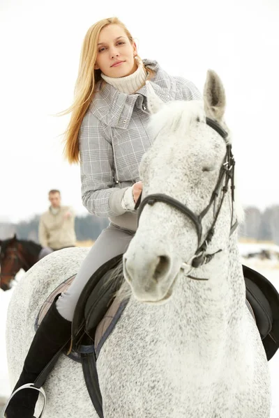 Mujer subiendo a caballo —  Fotos de Stock