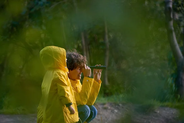 Mutter mit ihrer Tochter beim Blick in die Ferne — Stockfoto