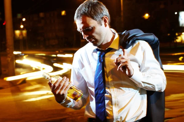 Retrato de un empresario con una botella —  Fotos de Stock