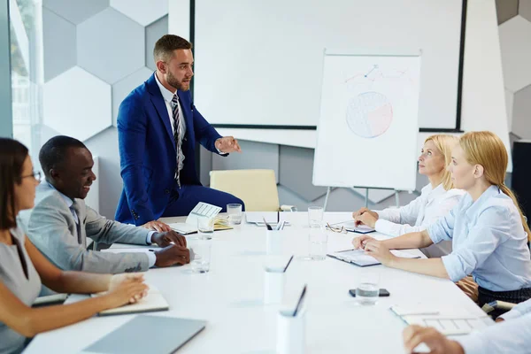 Affärsman förklarar viewpoint till medarbetare — Stockfoto