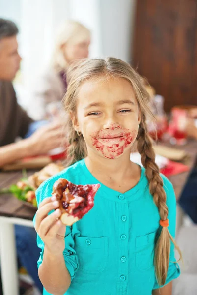 Kislány enni a pitét — Stock Fotó