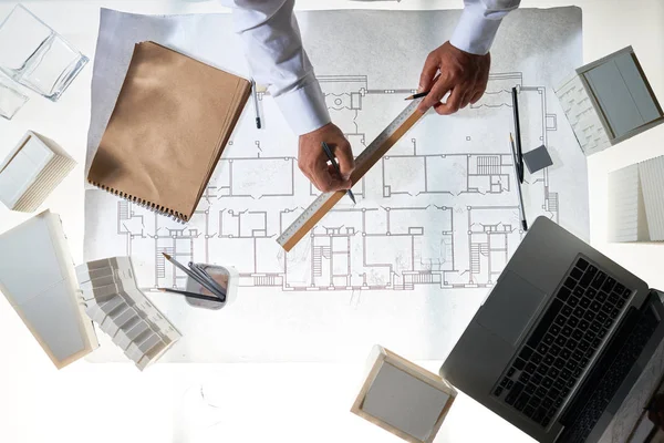 Mãos de arquiteto durante o trabalho no esboço — Fotografia de Stock