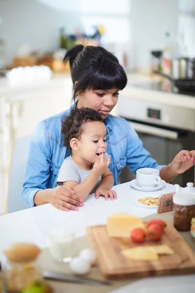 Kvinna och son har frukost — Stockfoto