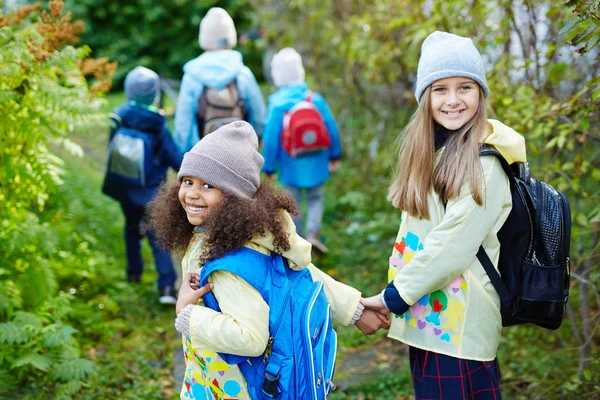 Gelukkig meisjes lopen naar school — Stockfoto