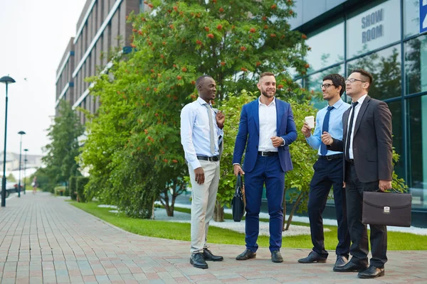 Les hommes d'affaires discutent pendant la pause — Photo