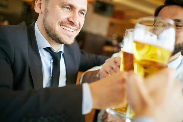 Geschäftsmann verbringt Zeit mit seinen Freunden — Stockfoto