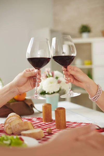Молодая пара, звонящая красным вином — стоковое фото